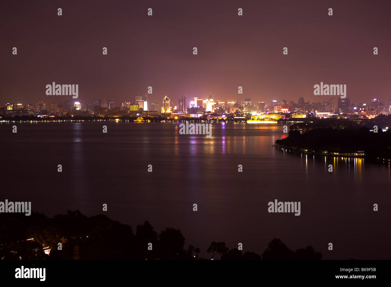 Scenario del lago occidentale di notte in Hangzhou nella provincia di Zhejiang Foto Stock