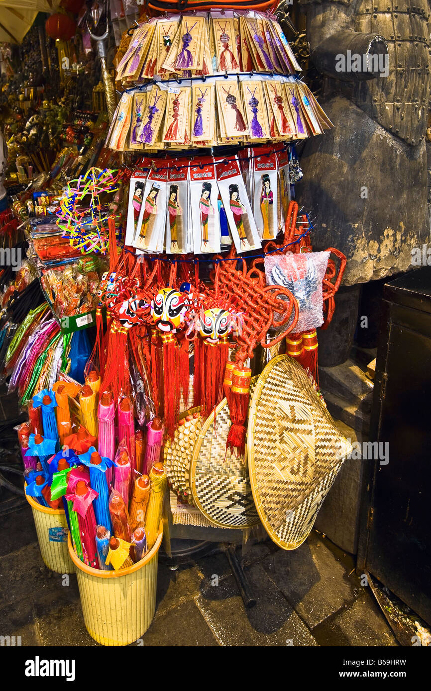 Gruppo di oggetti in un mercato di strada, Wangfujing, Pechino, Cina Foto Stock