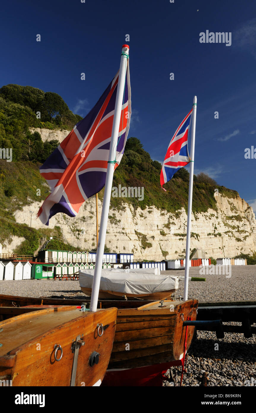 Unione bandiere su barche sulla spiaggia di birra, vicino a Seaton, nel Devon, Inghilterra, Regno Unito. Foto Stock