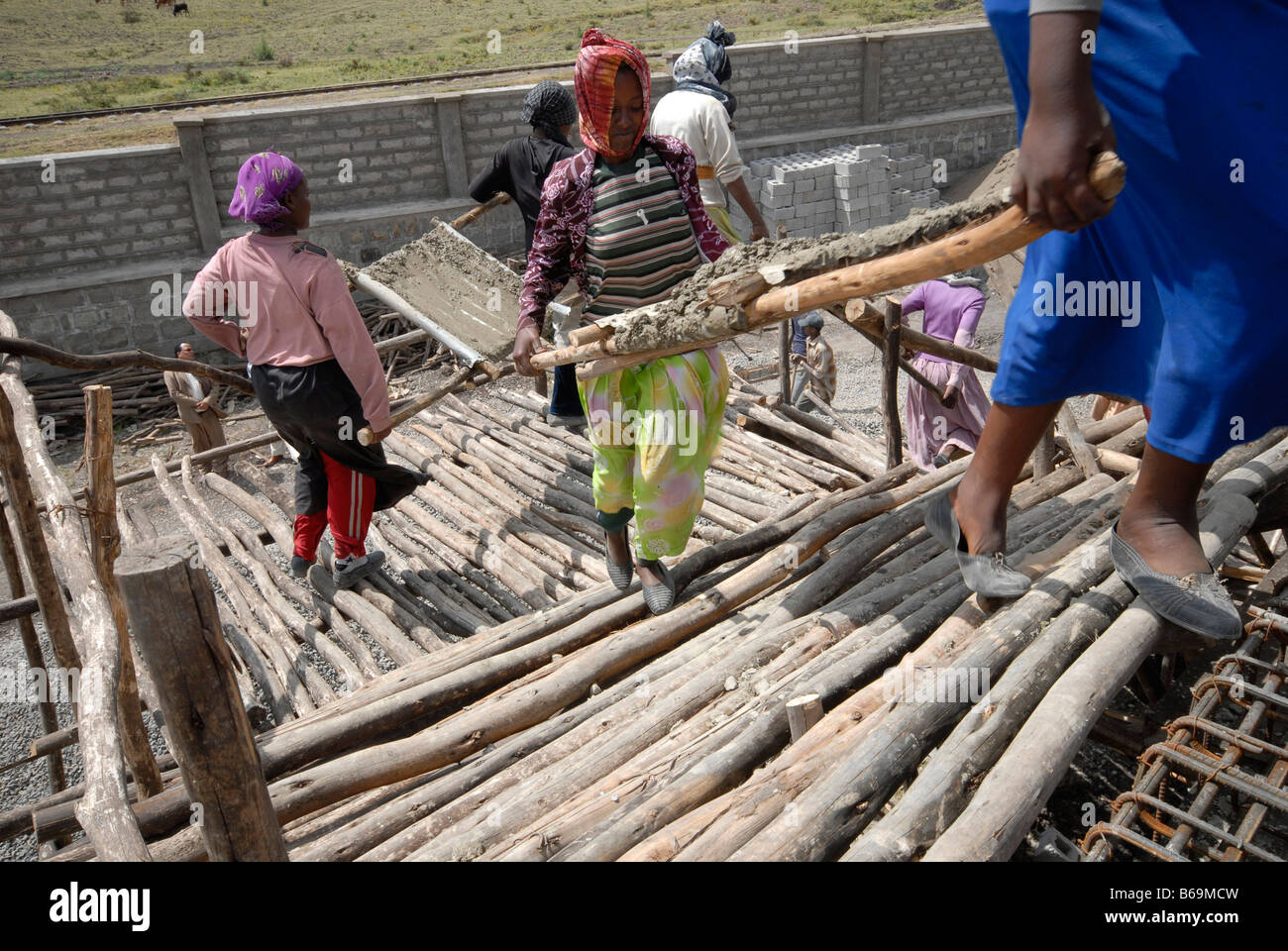 Le donne di operai su un sito di costruzione in Etiopia ad Addis Abeba, Africa Foto Stock