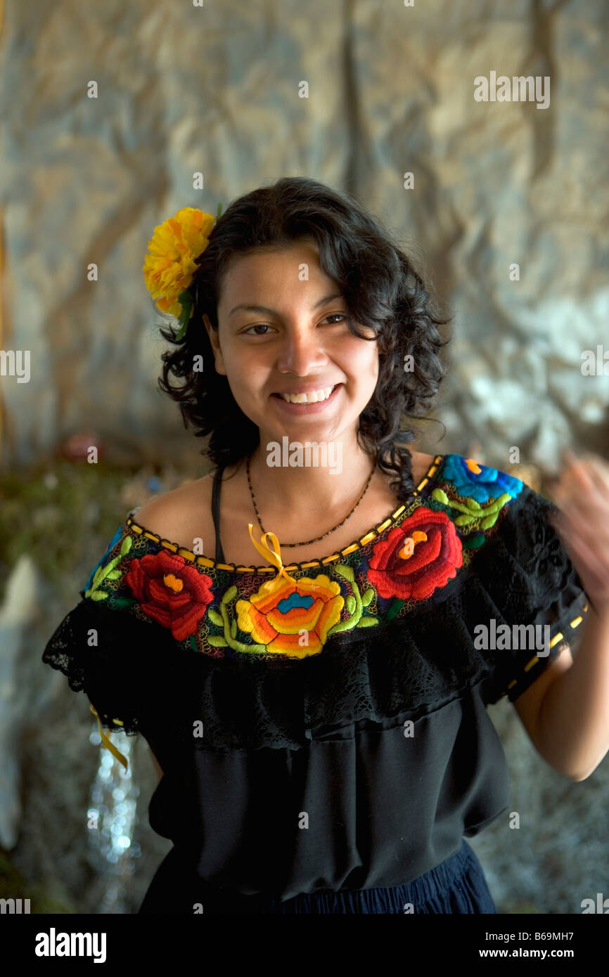 Messico Chiapas San Cristobal de las Casas, giovane donna sorridente Foto Stock