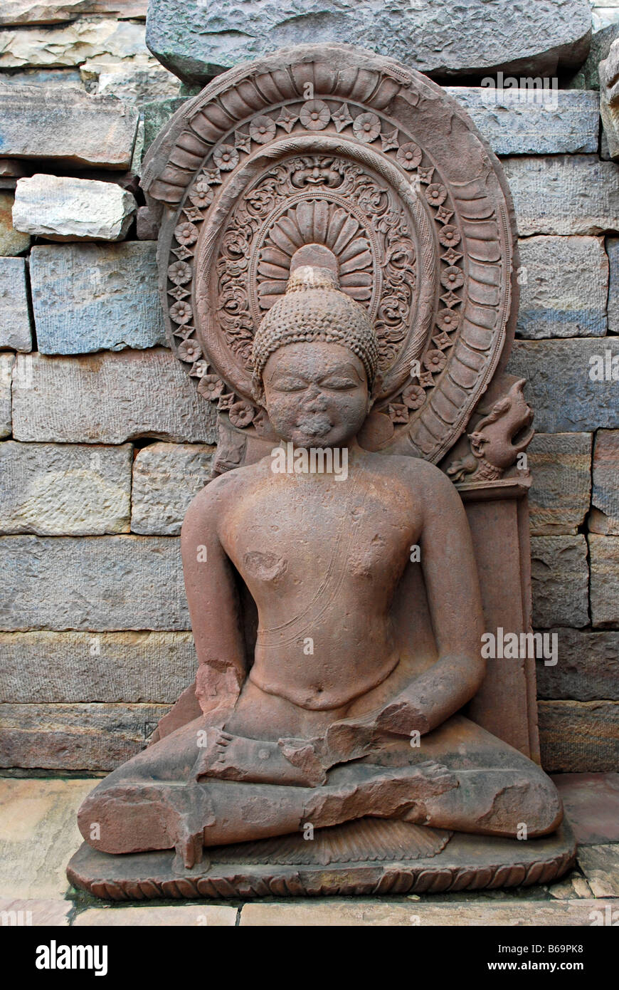 Stupa 1 o grande Stupa : danneggiato statua buddista al di fuori del luogo di riposo vicino stupa. Sanchi, Madhya Pradesh, India. Foto Stock