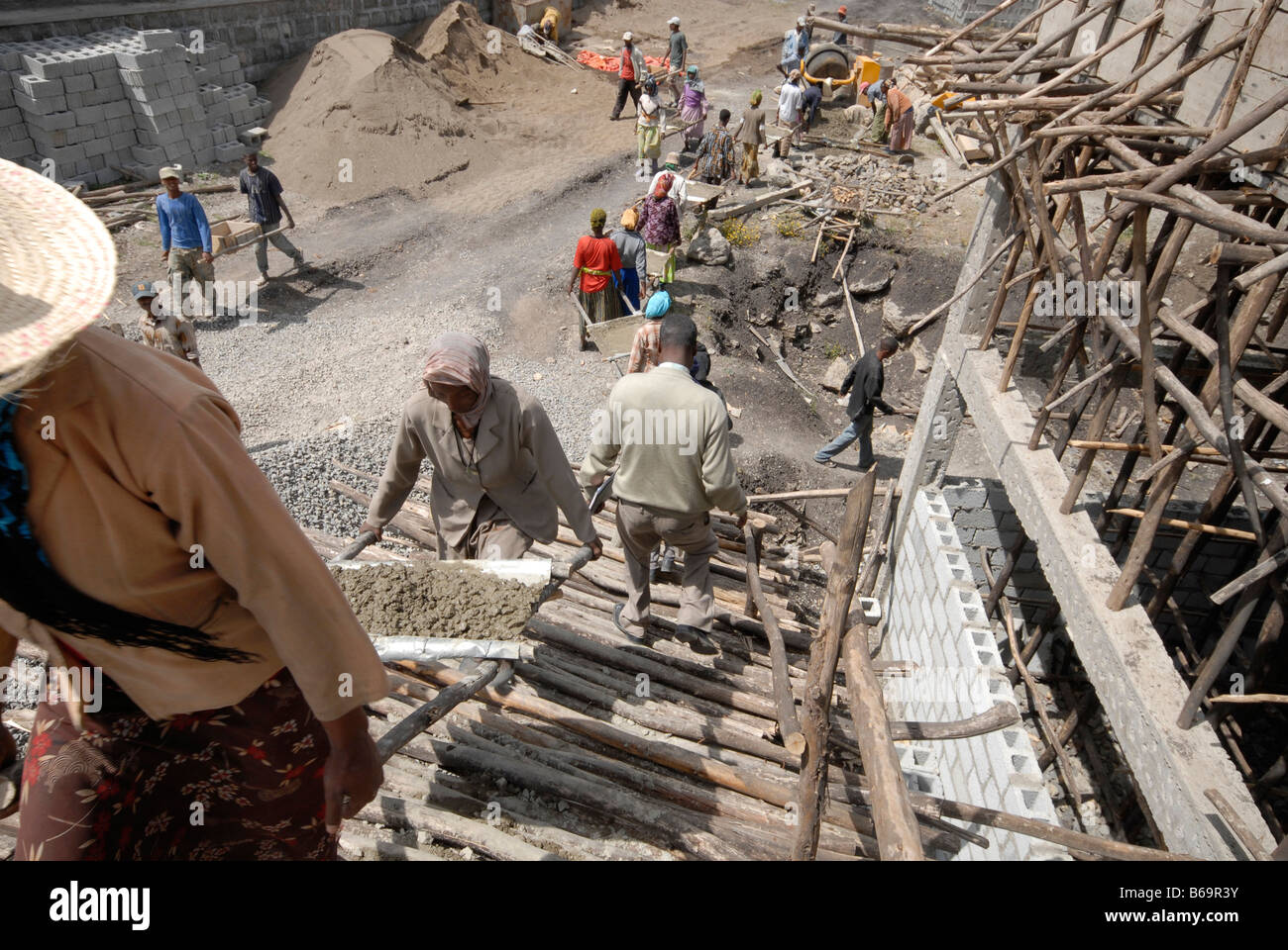 Le donne di operai su un sito di costruzione in Etiopia ad Addis Abeba, Africa Foto Stock