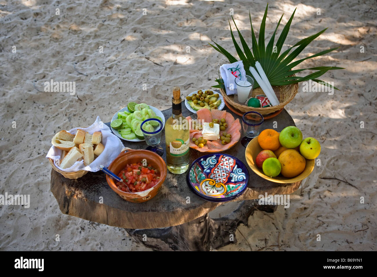 Messico, Tulum, Quintana Roo, varietà di cibo sul tavolo in spiaggia Foto Stock