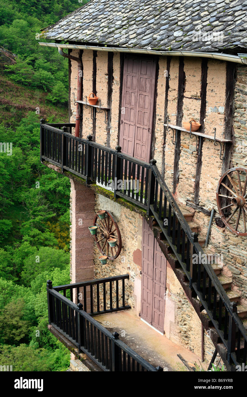 Città Architettura, country house con tradizionale tetto in ardesia, Conques, Francia Foto Stock