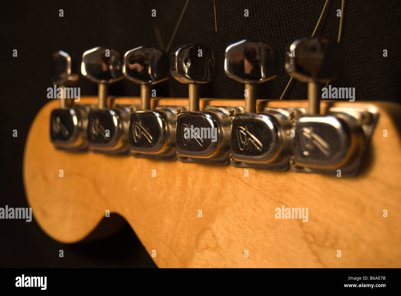 Retro della testa di un 1970 Fender stratocaster guitar mostra parafango teste della macchina Foto Stock