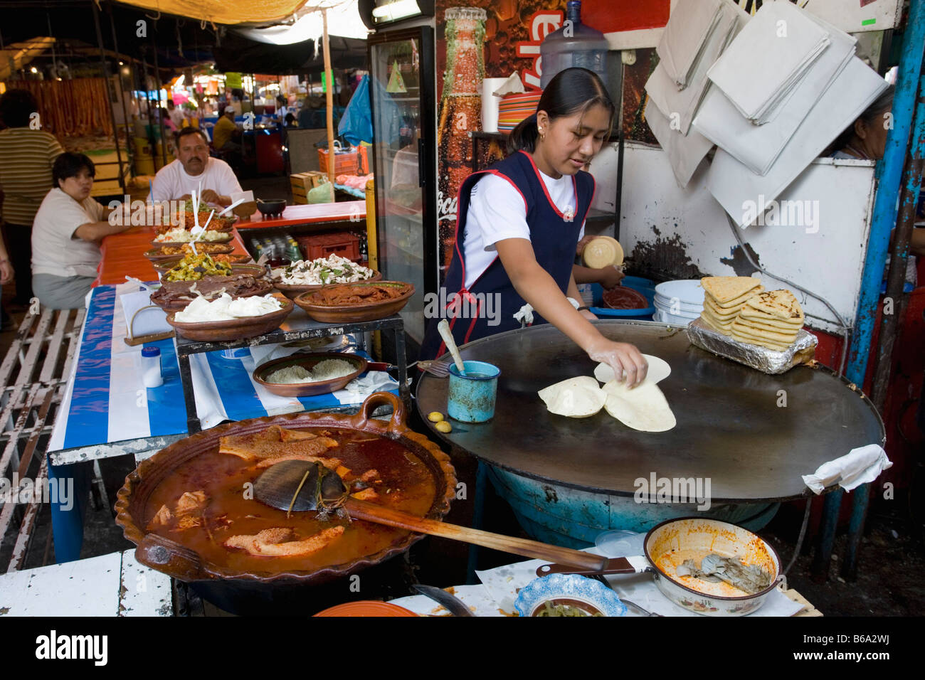 Messico, Tepoztlan, vicino a Cuernavaca, rendendo tortillas sul mercato. Foto Stock