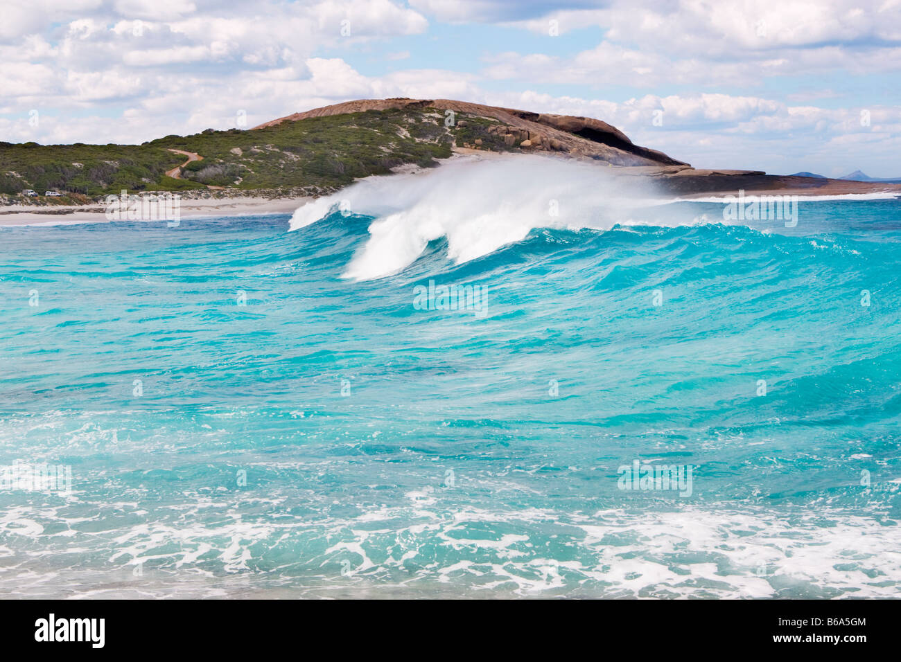 Una grande onda rottura sulla spiaggia di salmone in Esperance, Australia occidentale Foto Stock