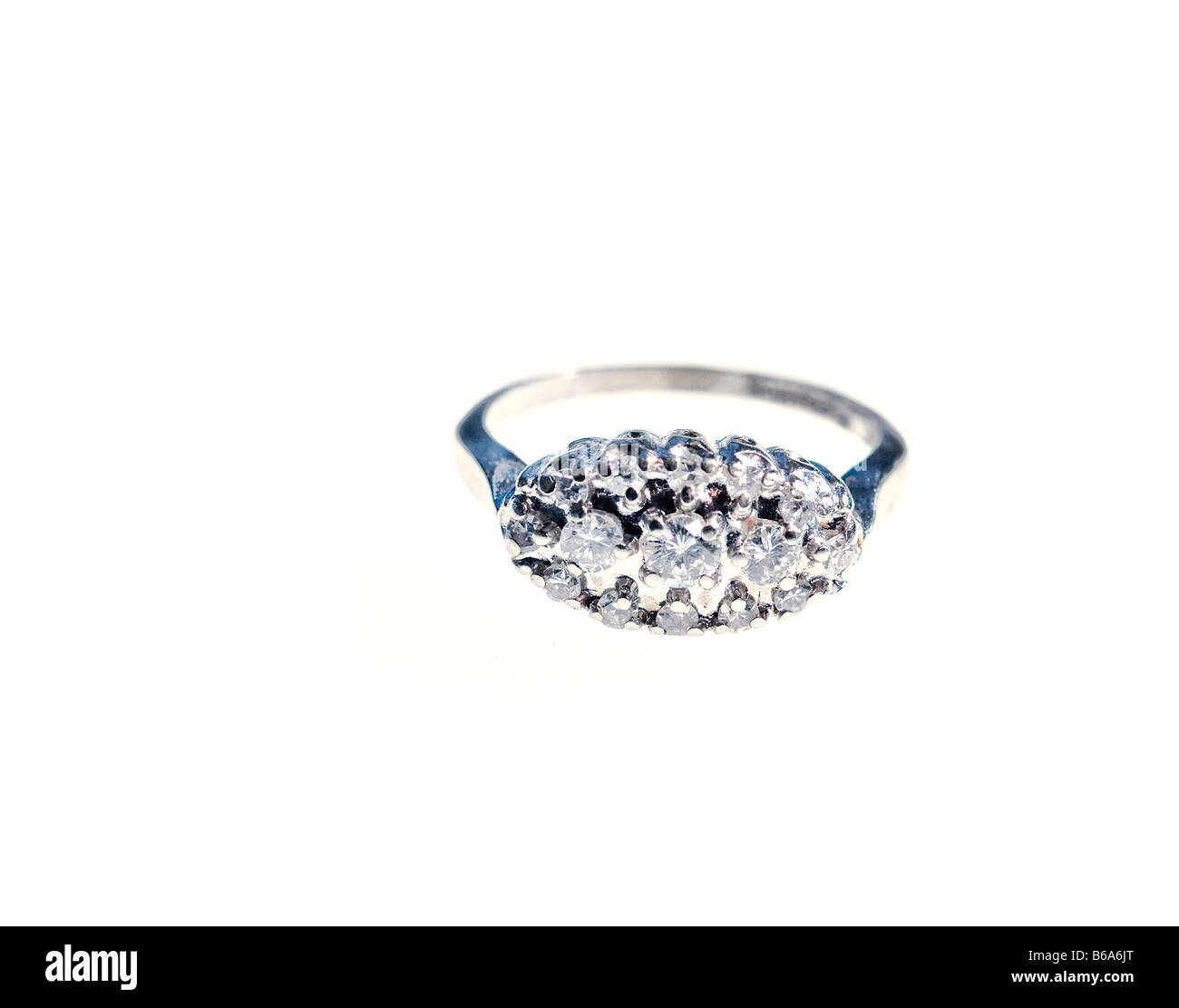 Il diamante Tiffany anello stile testa sul colpo su sfondo bianco tagliato fuori. Più diamanti in impostazione di forma ovale. Foto Stock