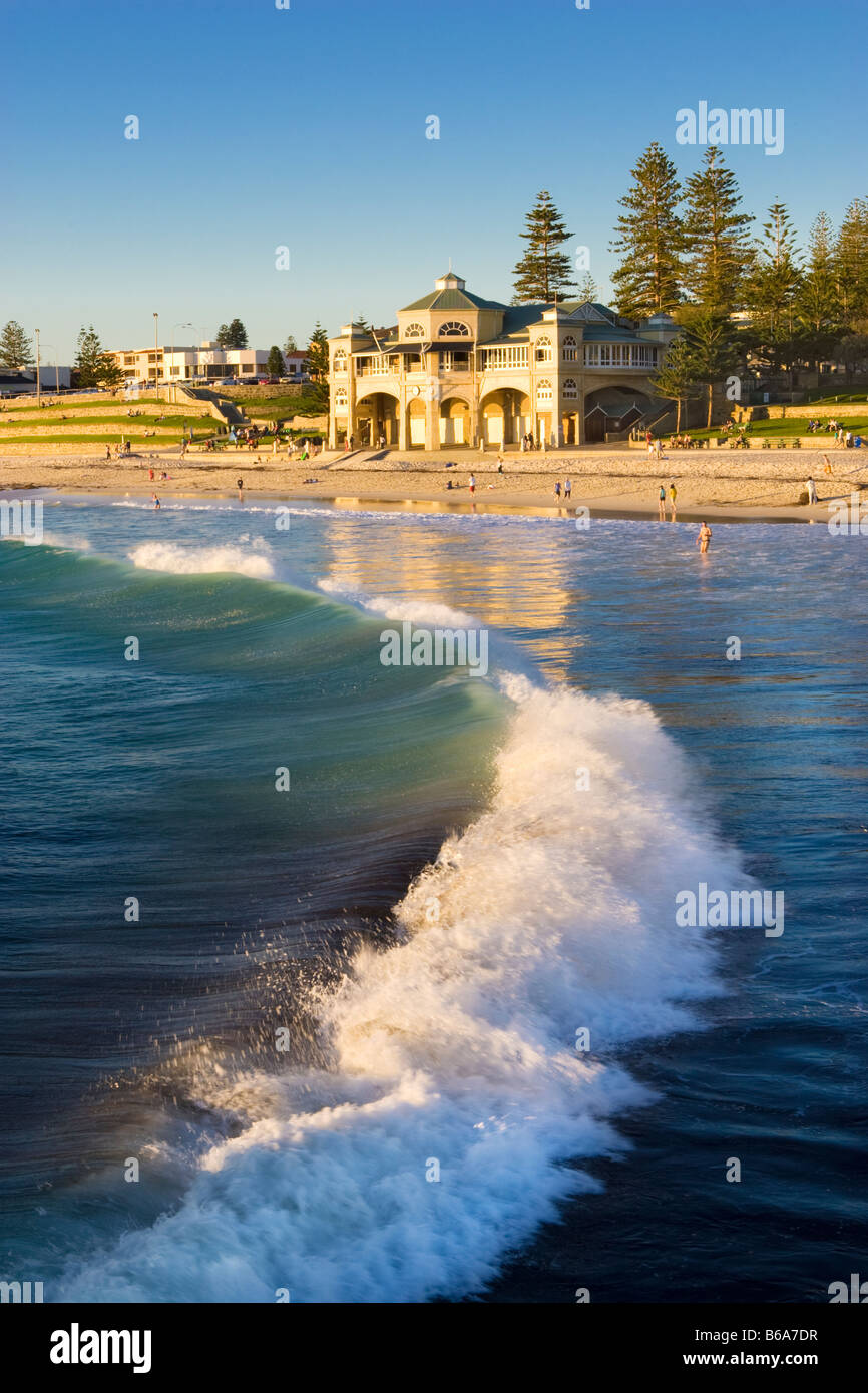 Un'onda a rottura CottesloeBeach Foto Stock