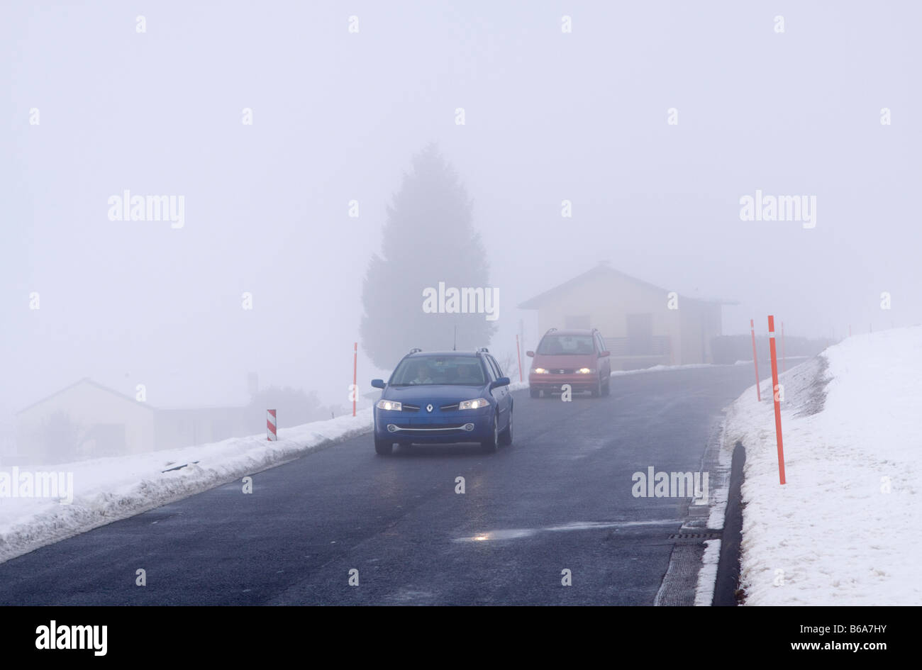 La guida in difficili condizioni stradali in Svizzera Foto Stock