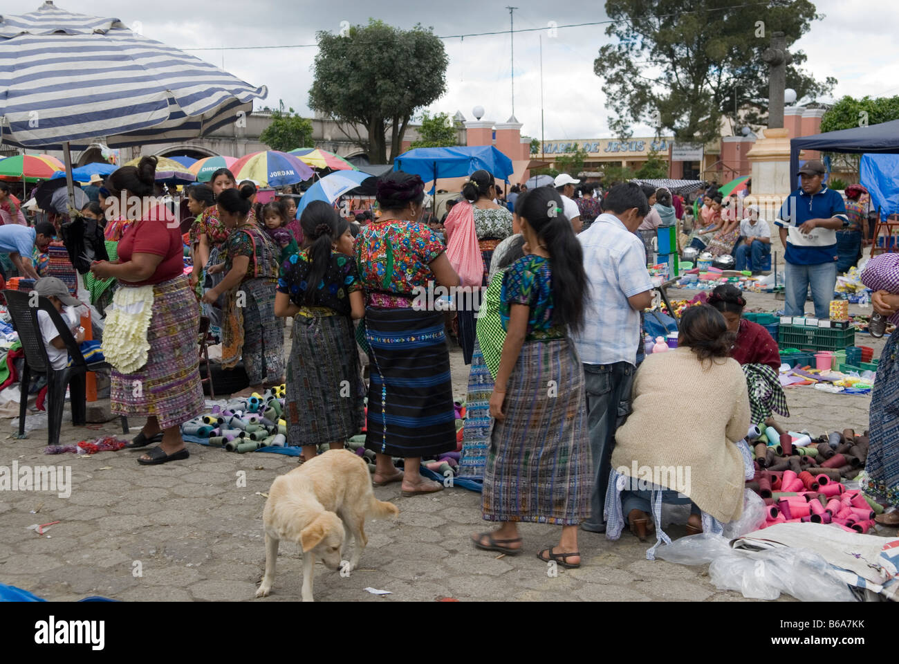 Le donne indigene in variopinti costumi tradizionali sul mercato di Santa Maria de Jesus, Guatemala Foto Stock