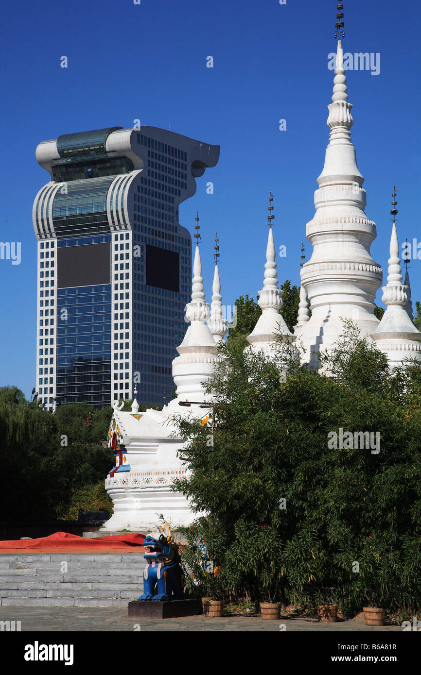 Cina Pechino cultura etnica Parco stupa tibetano e moderno grattacielo Foto Stock