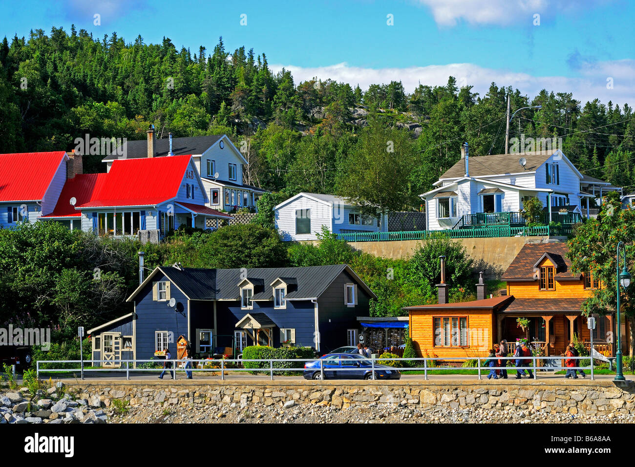 La scena del villaggio di Tadoussac sulla riva della st Lawrence River vicino alla confluenza con il Fiume Saguenay, Tadoussac, Canada Foto Stock