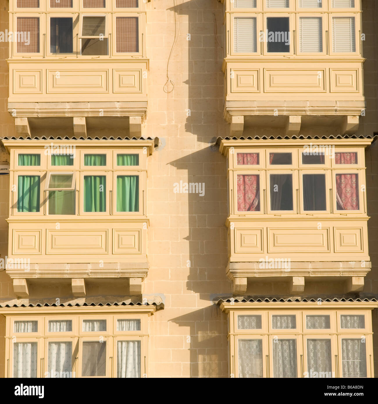 Il balcone di ogni camera di edifici di appartamenti vicino a Fort St. Elmo, La Valletta, Malta Foto Stock