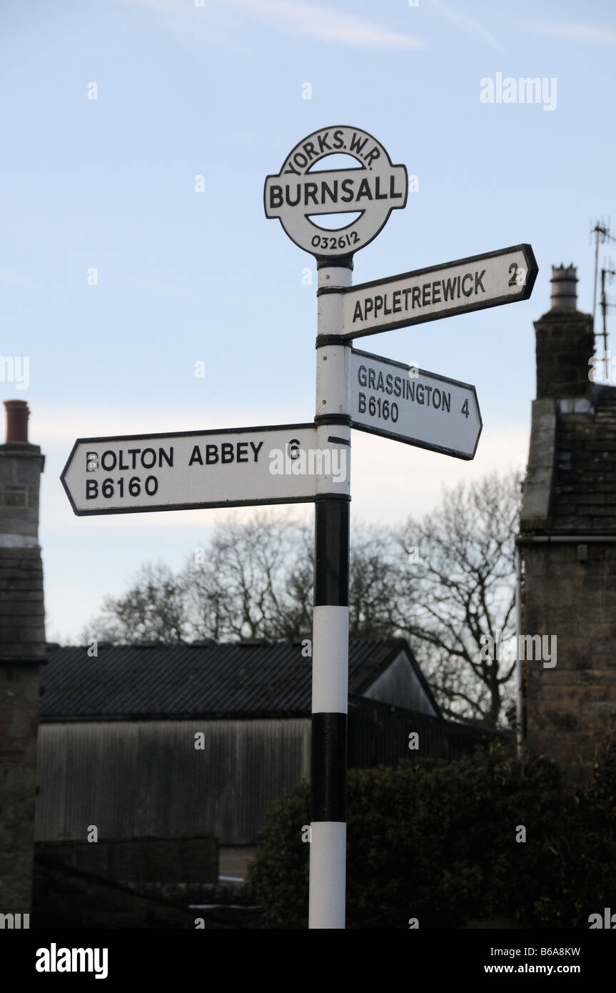 Cartello in villaggio Burnsall North Yorkshire Dales National Park Foto Stock