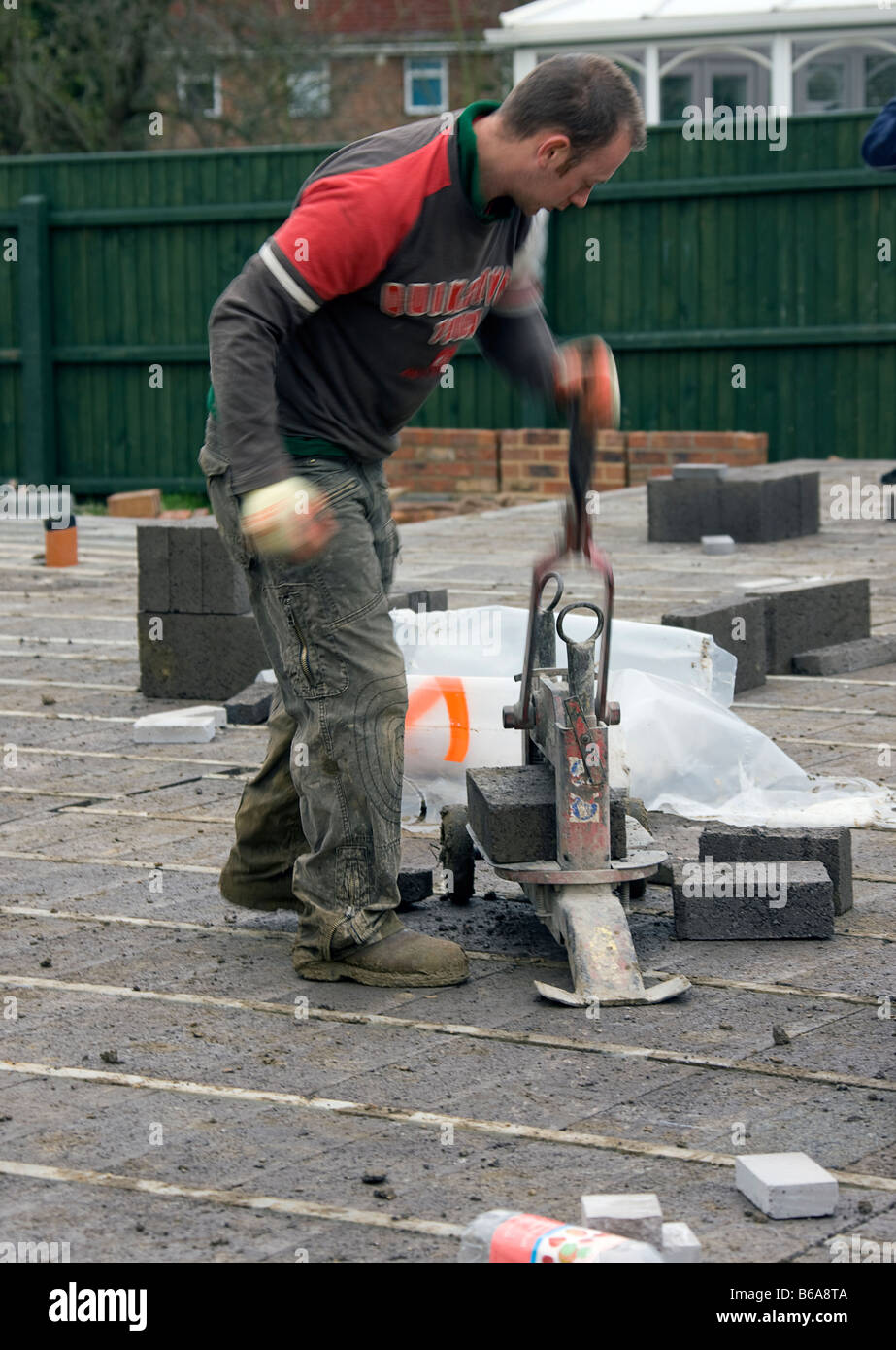 Il taglio di blocchi di cemento con una taglierina. Foto Stock