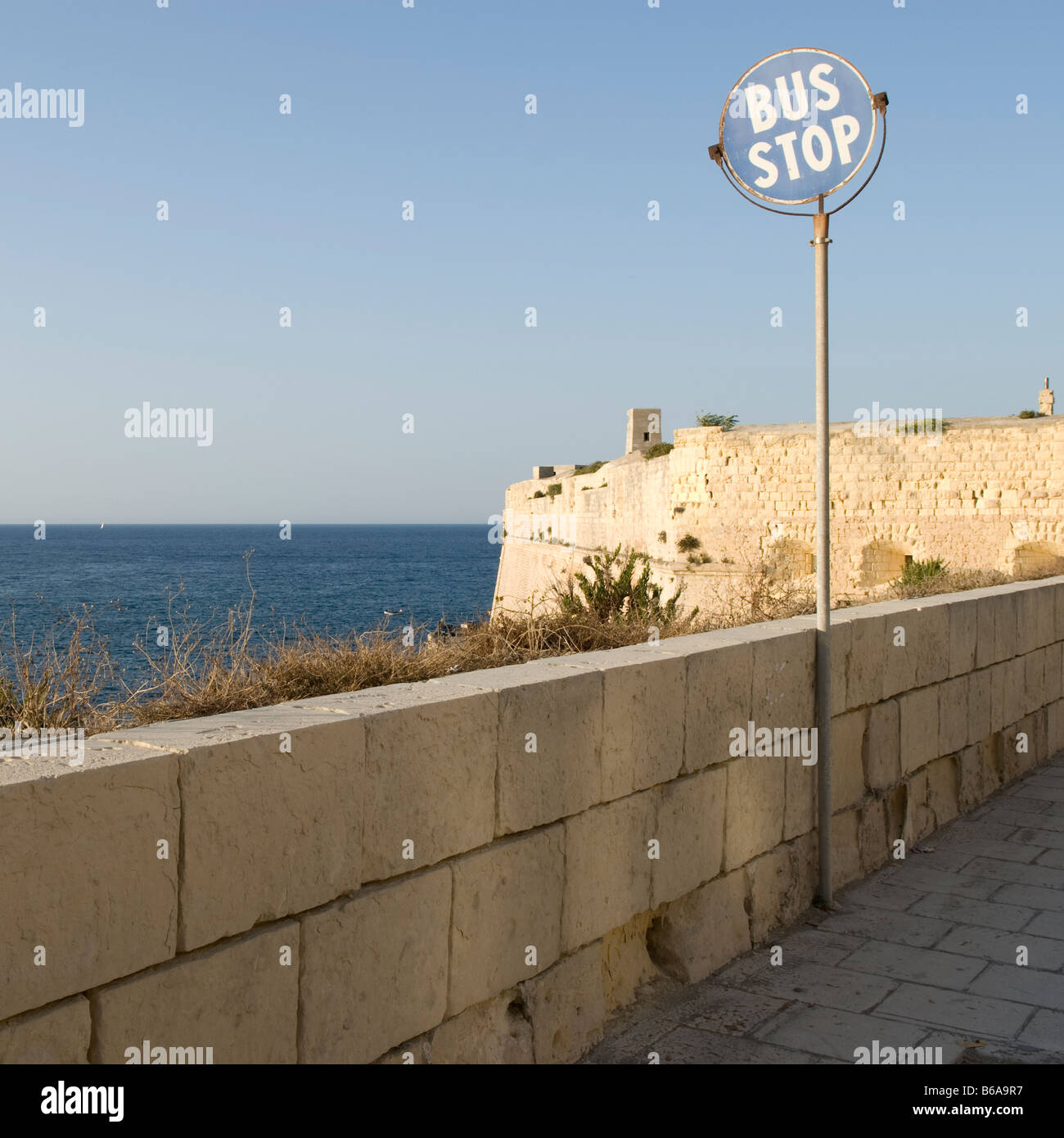 Fermata bus segno vicino a Fort St. Elmo, La Valletta, Malta Foto Stock
