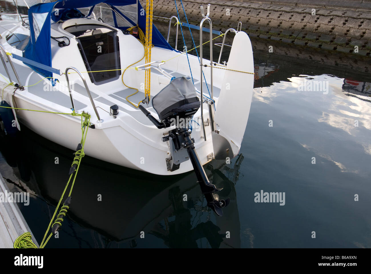 Yacht a vela con sollevato motore fuoribordo Foto Stock