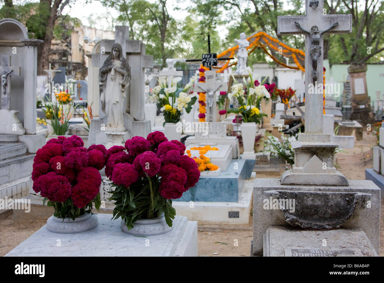 Oaxaca, Messico. Il giorno dei morti. Decorate Graves, San Miguel cimitero. Foto Stock