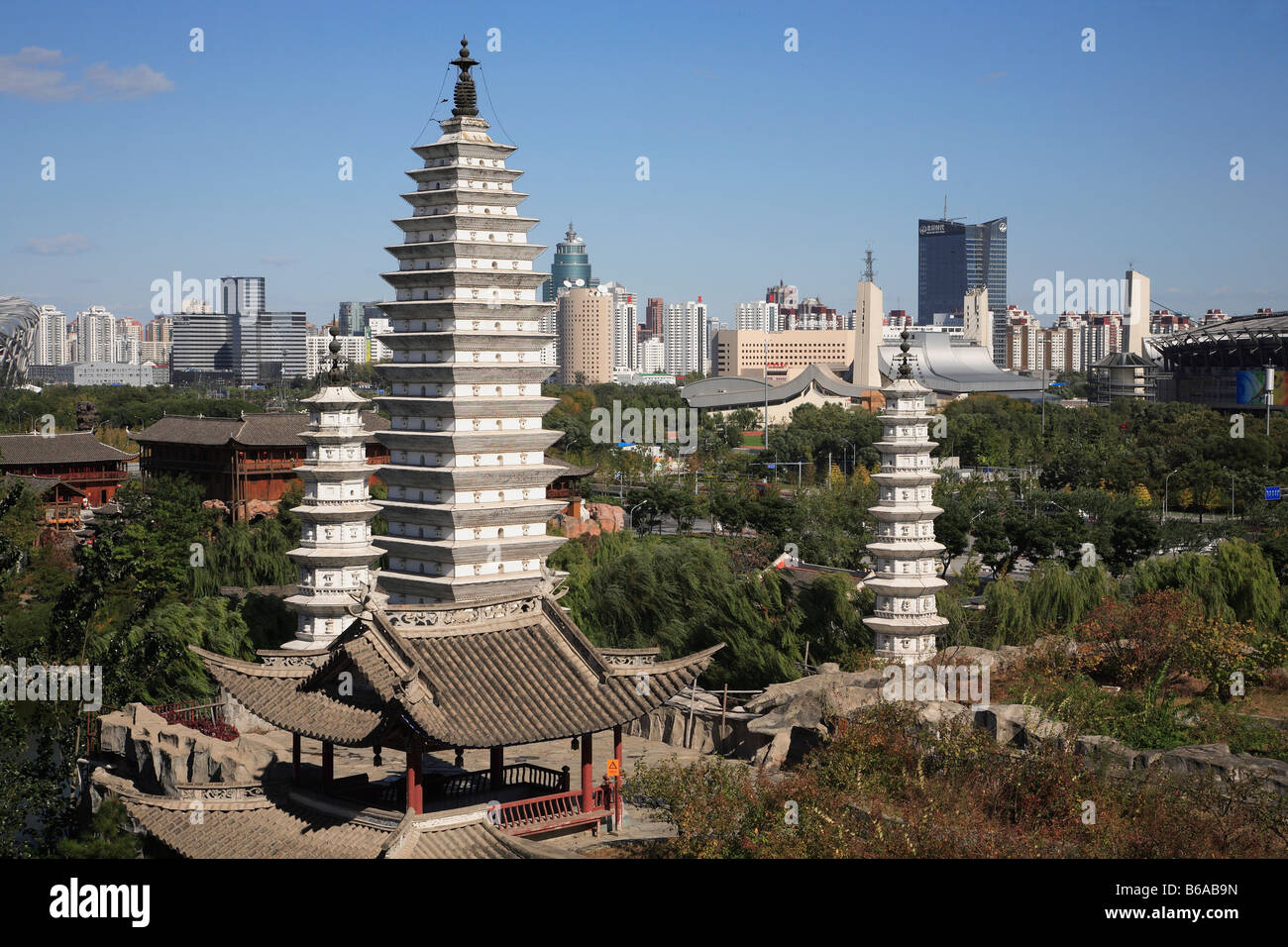 Cina Pechino cultura etnica Park Yunnan pagode moderno skyline Foto Stock