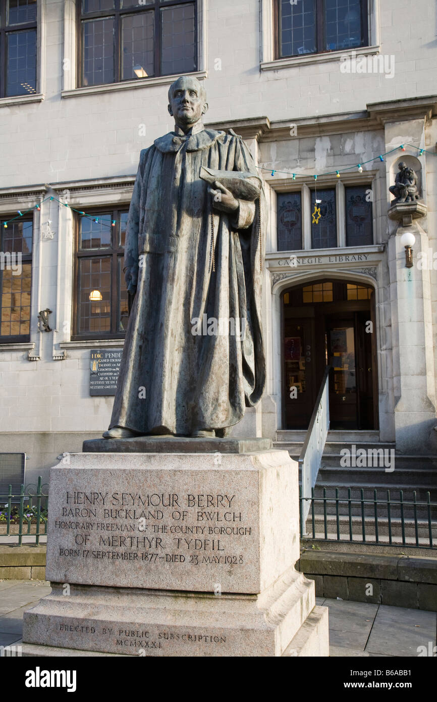 Statua di Henry Seymour Berry eretta dal pubblico al di fuori abbonamento Carnegie Library Merthyr Tydfil Wales UK Foto Stock