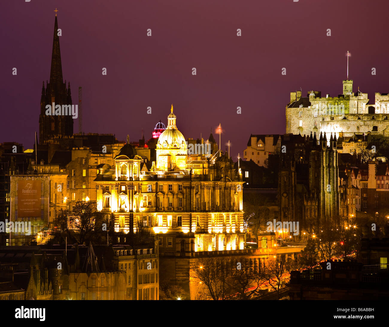 Scozia Edinburgh skyline della città impressionante skyline della città di Edimburgo vista da Calton Hill guardando verso il castello di roccia Foto Stock