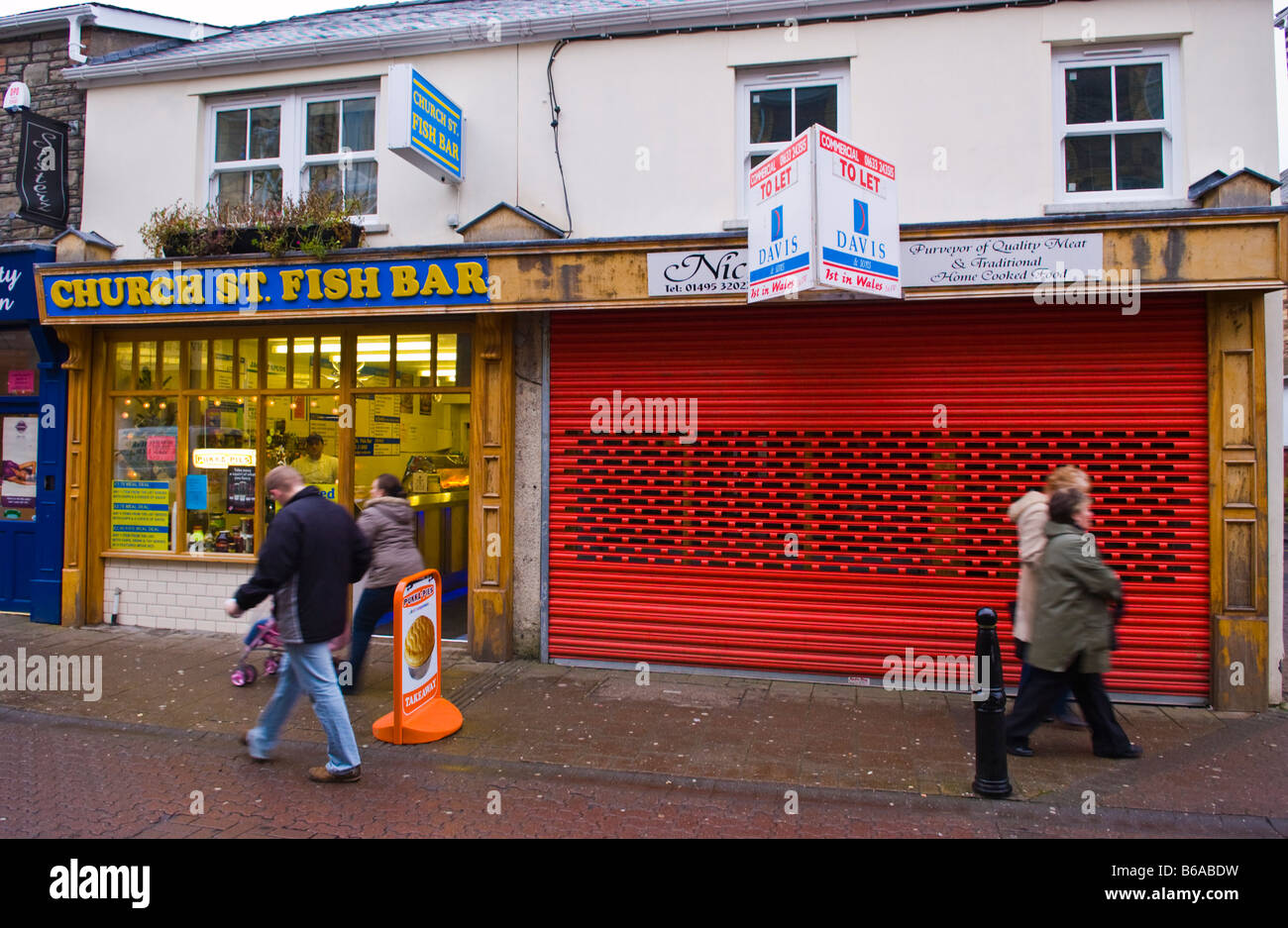 Chiuso e parzializzato ex negozio di macellaio di lasciare in Abertillery, Blaenau Gwent, South Wales, Regno Unito Foto Stock