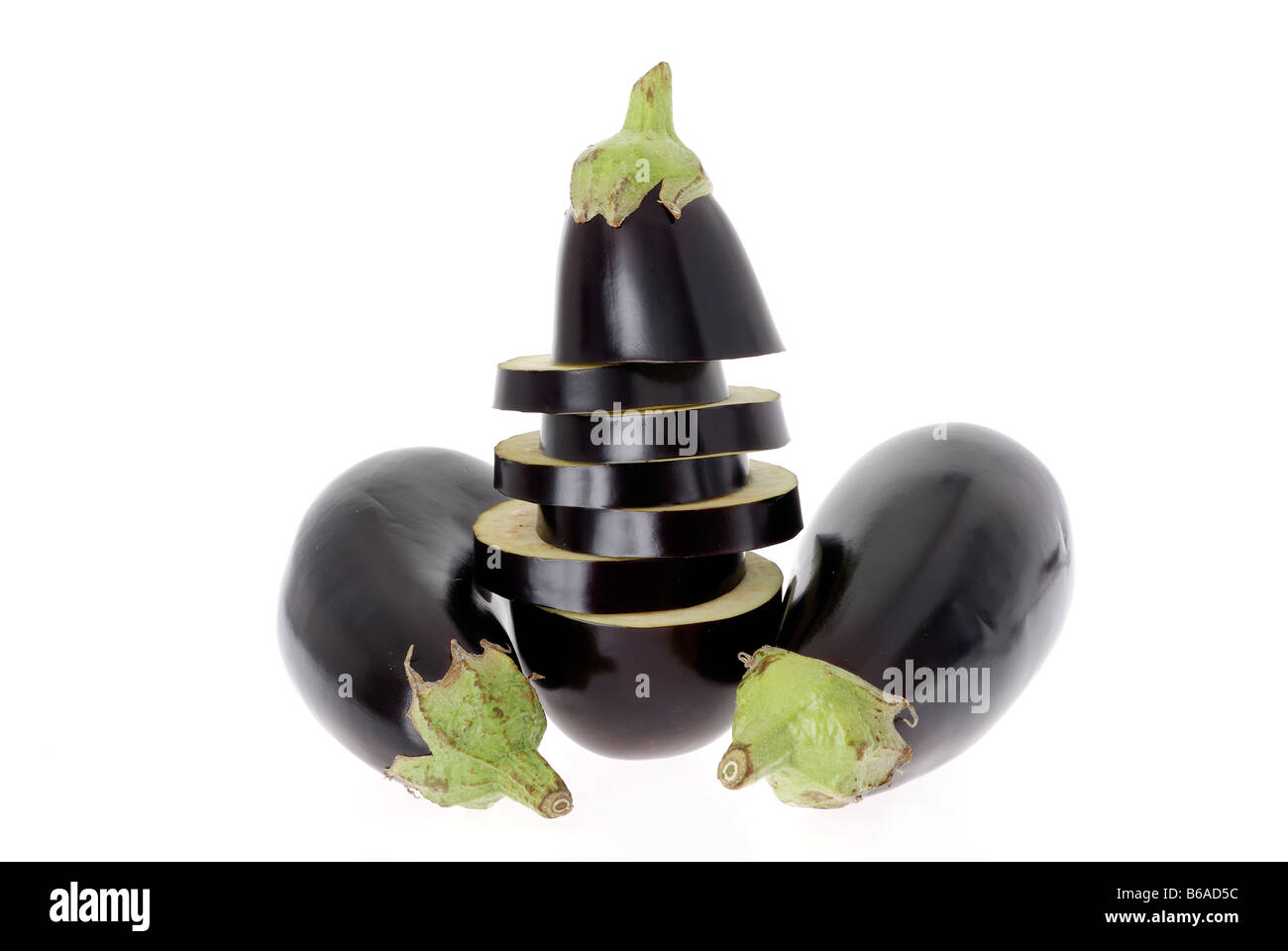 Fette di melanzane INTERO IMPIANTO UOVO su sfondo bianco Foto Stock