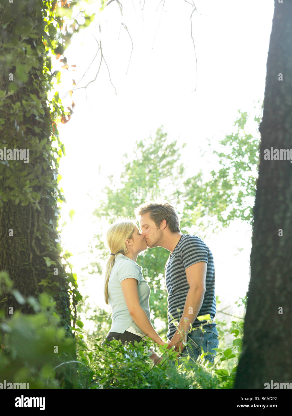 Giovane baciare in boschi Foto Stock