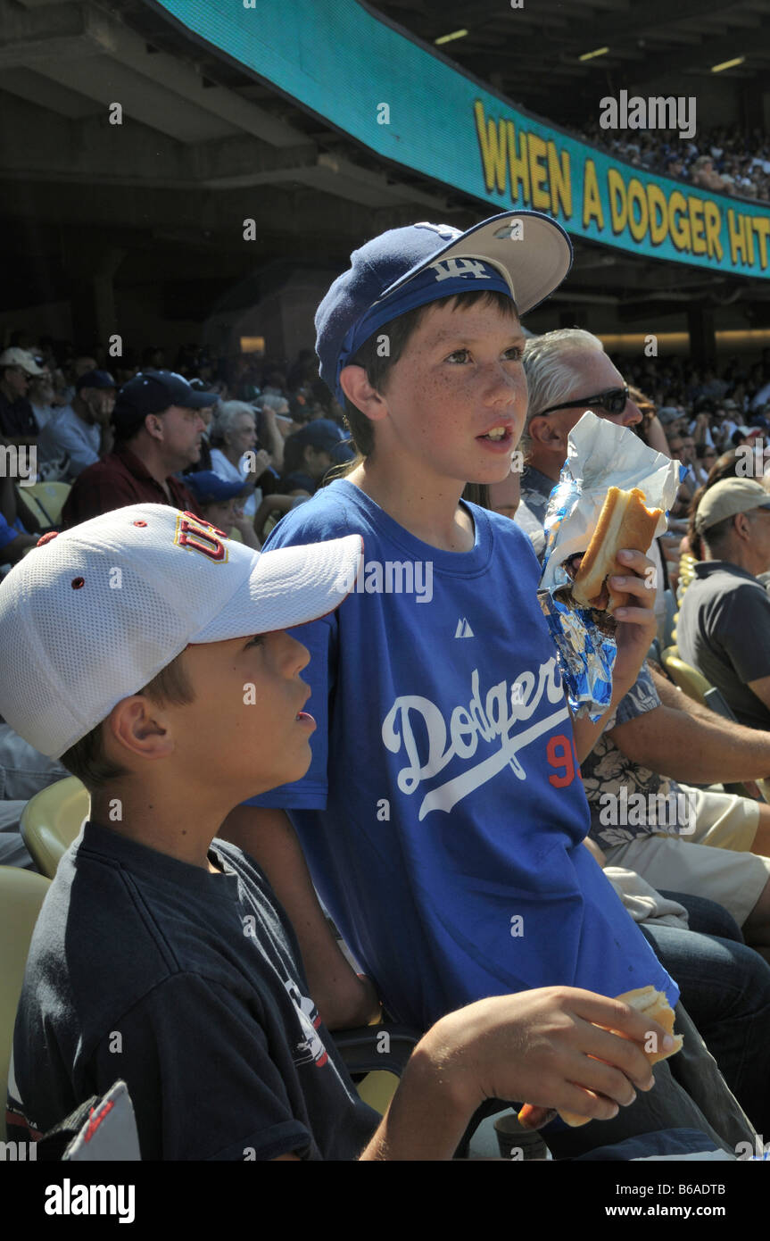 Due giovani appassionati di baseball intensamente seguendo il gioco in corso Foto Stock