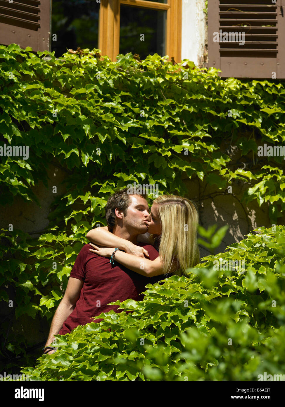 Giovane baciare sulla procedura Foto Stock