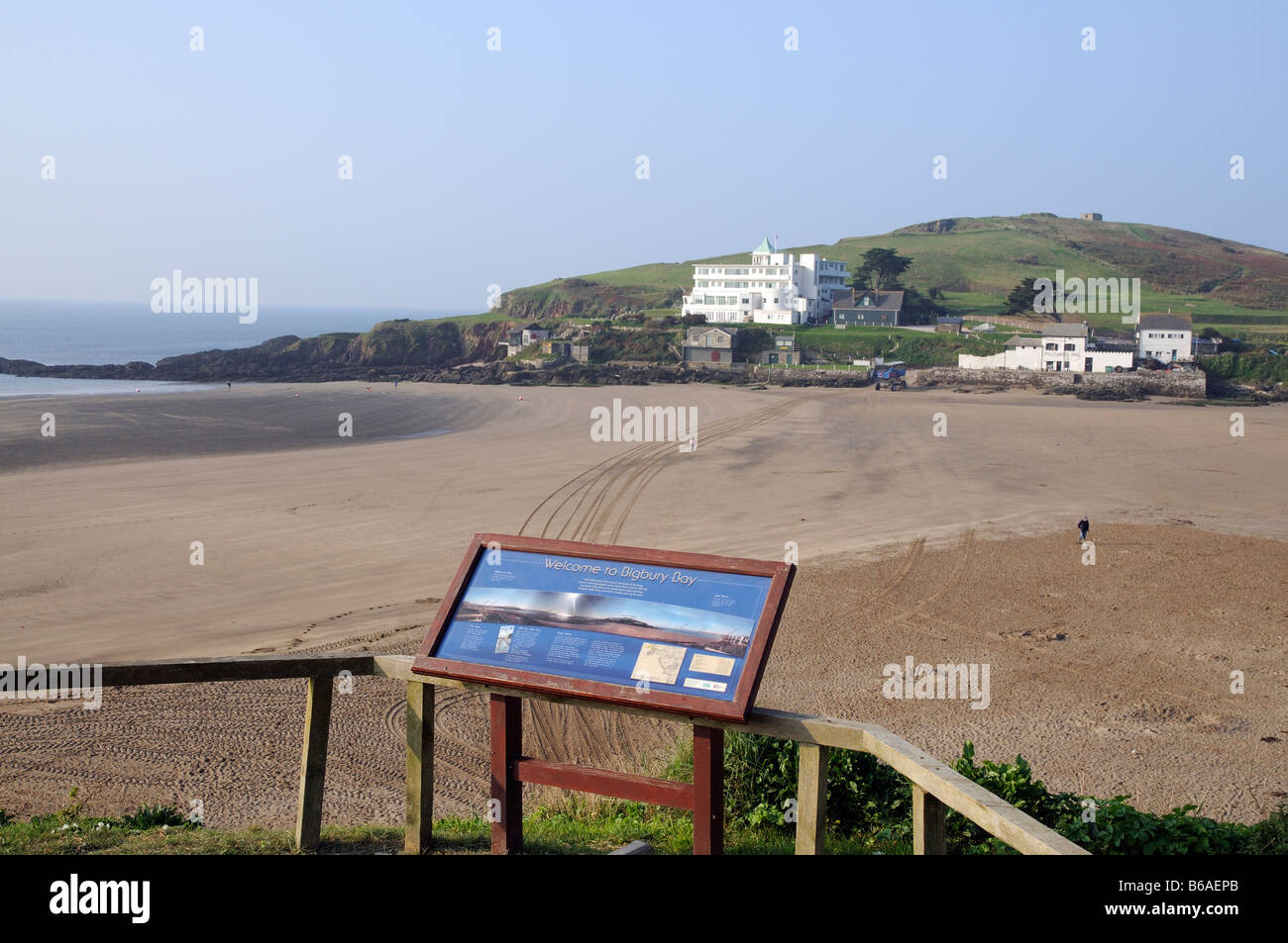 Burgh Island visto da Bigbury sul mare South Devon England Regno Unito a bassa marea quando è possibile raggiungere a piedi di fronte alla spiaggia Foto Stock