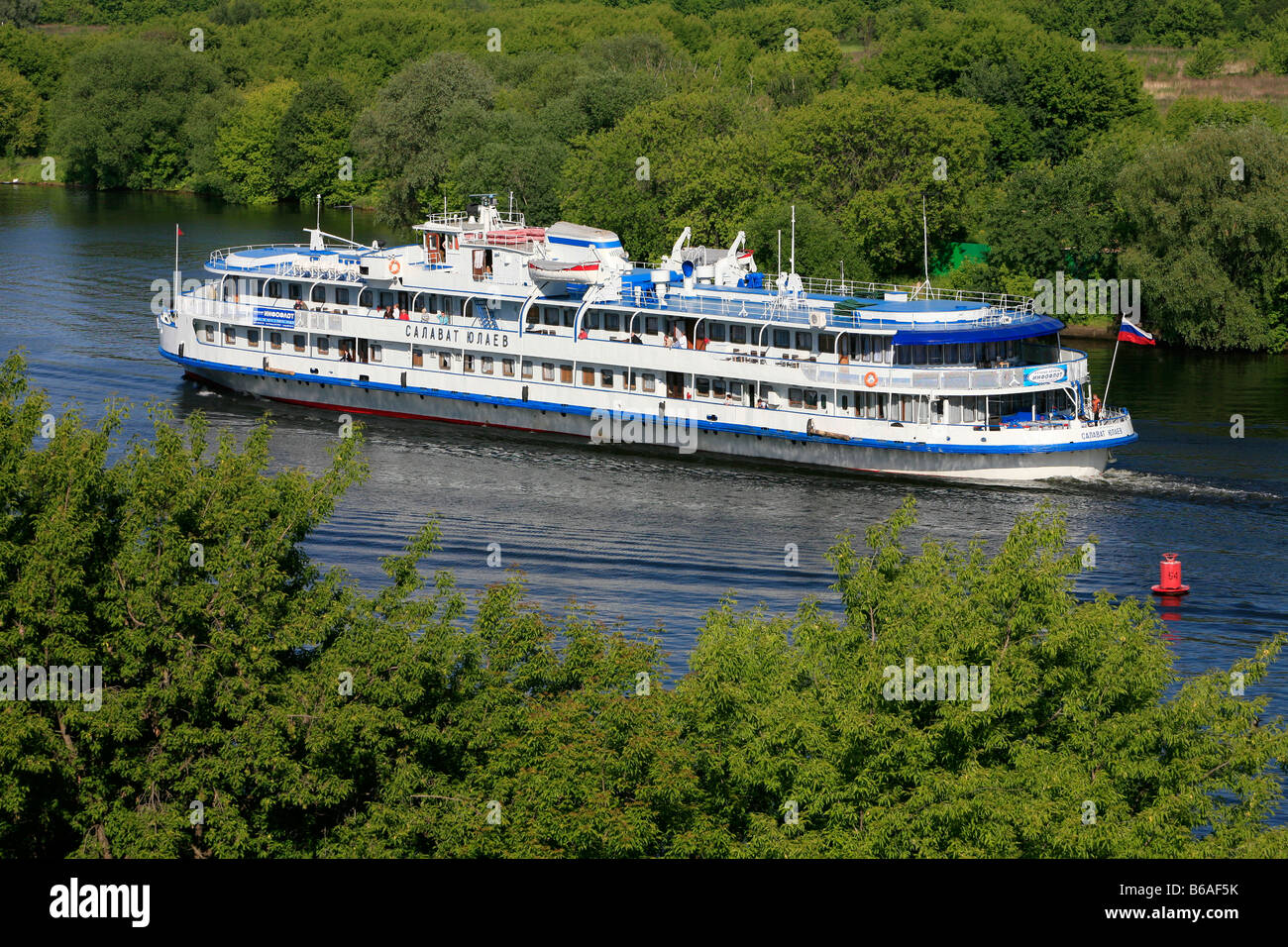 Il Salavat Yulaev fiume nave da crociera crociera lungo il fiume Moskva nei pressi di Kolomenskoe a Mosca, Russia Foto Stock