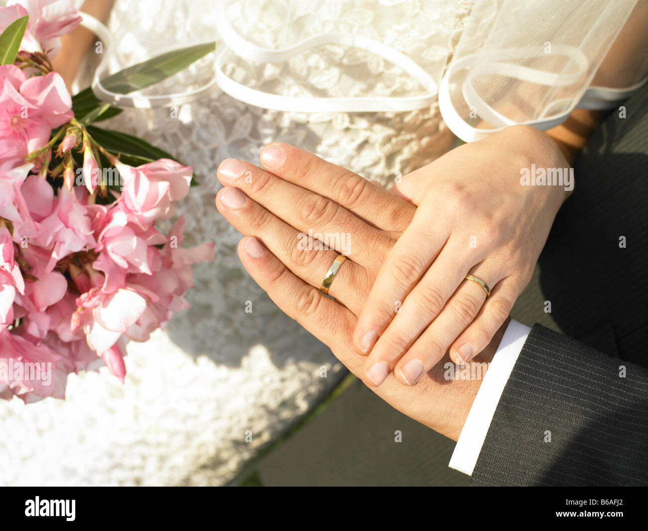 Sposa e lo sposo le mani con anelli di nozze Foto Stock
