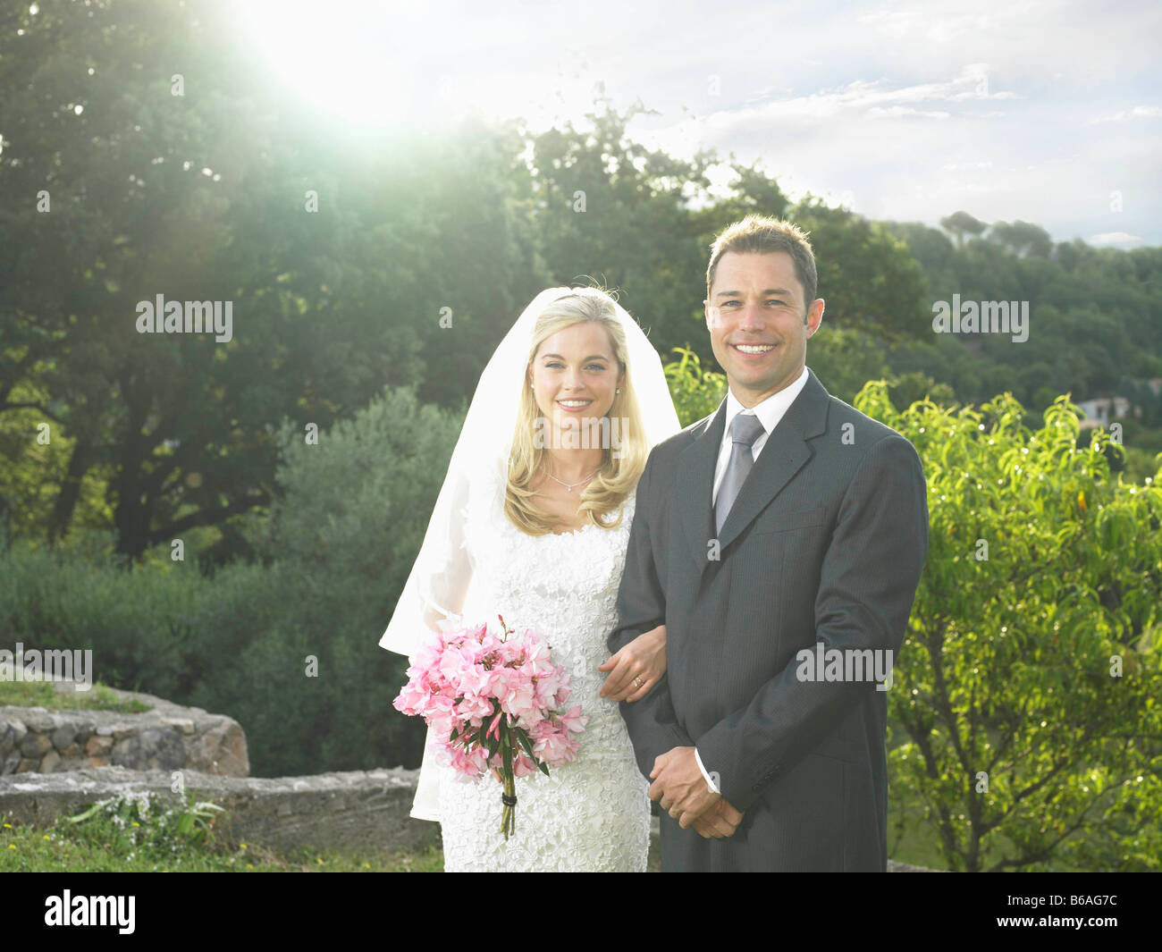 Sposa e lo sposo nella luce del sole Foto Stock