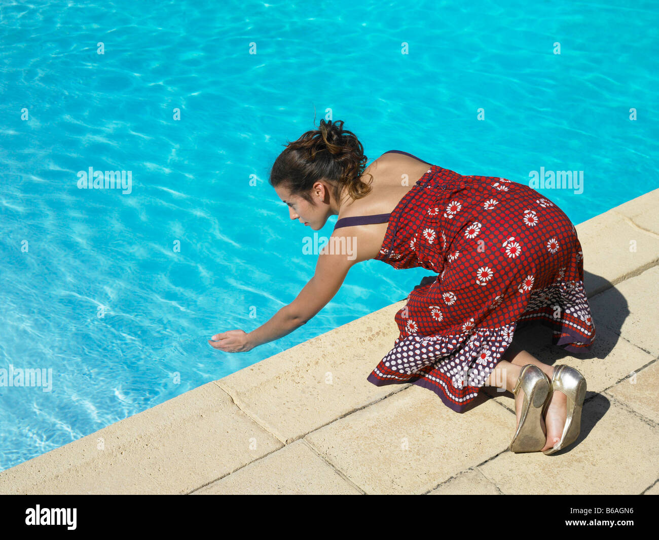 Test di ragazza acqua di piscina Foto Stock