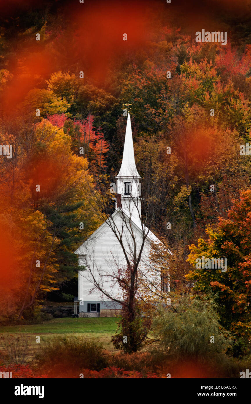 Piccola chiesa bianca visto attraverso le foglie di autunno in Eaton New Hampshire Foto Stock