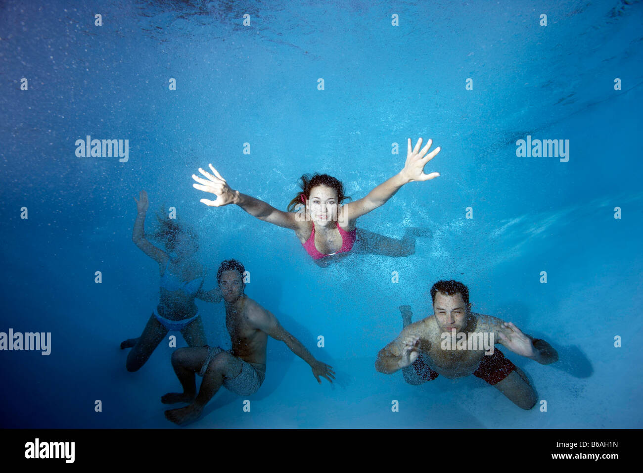 Gruppo di nuoto sott'acqua Foto Stock