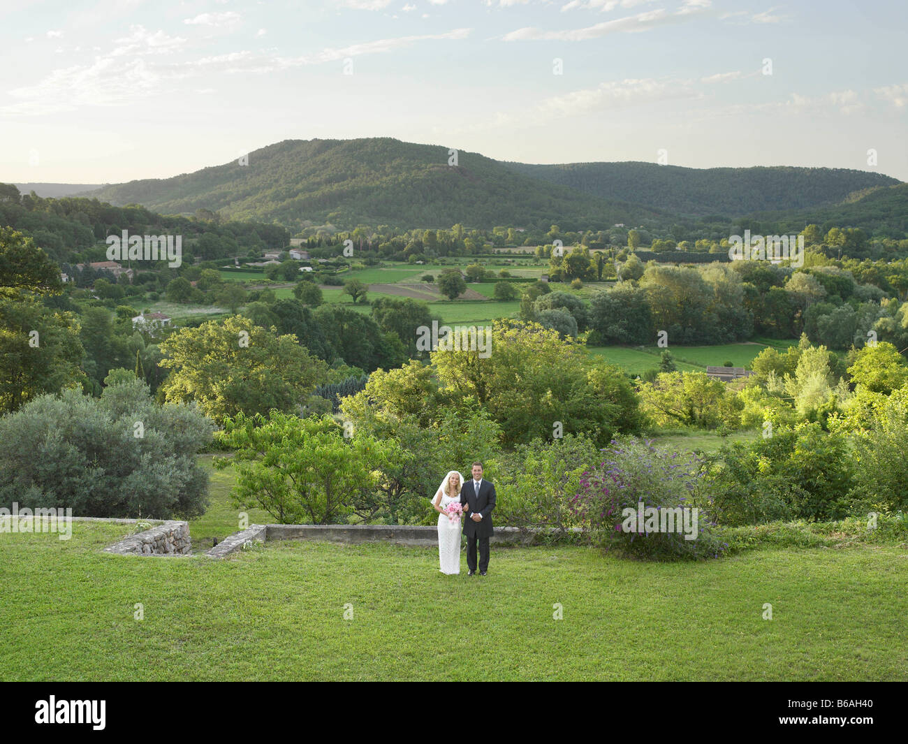 Coppie in viaggio di nozze in giardino Foto Stock