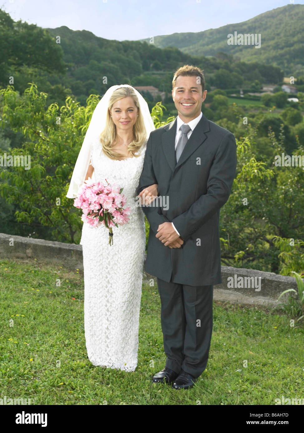 Sposa e lo sposo in giardino Foto Stock