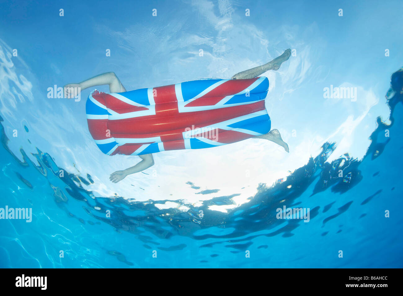 Vista subacquea dell uomo in piscina Foto Stock