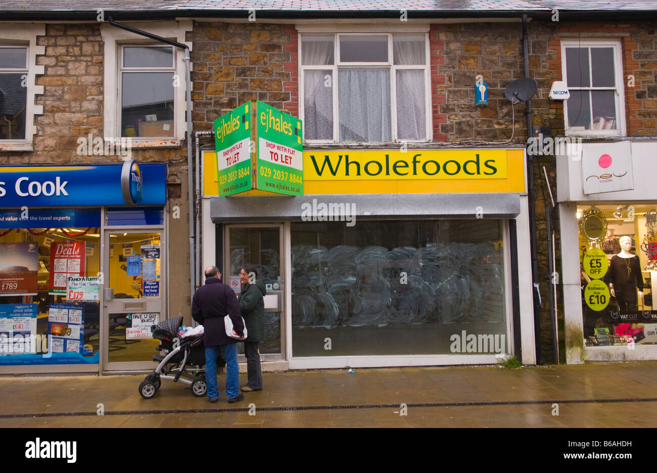 Chiuso il negozio Wholefoods a lasciarlo high street in Ebbw Vale Blaenau Gwent South Wales UK Foto Stock