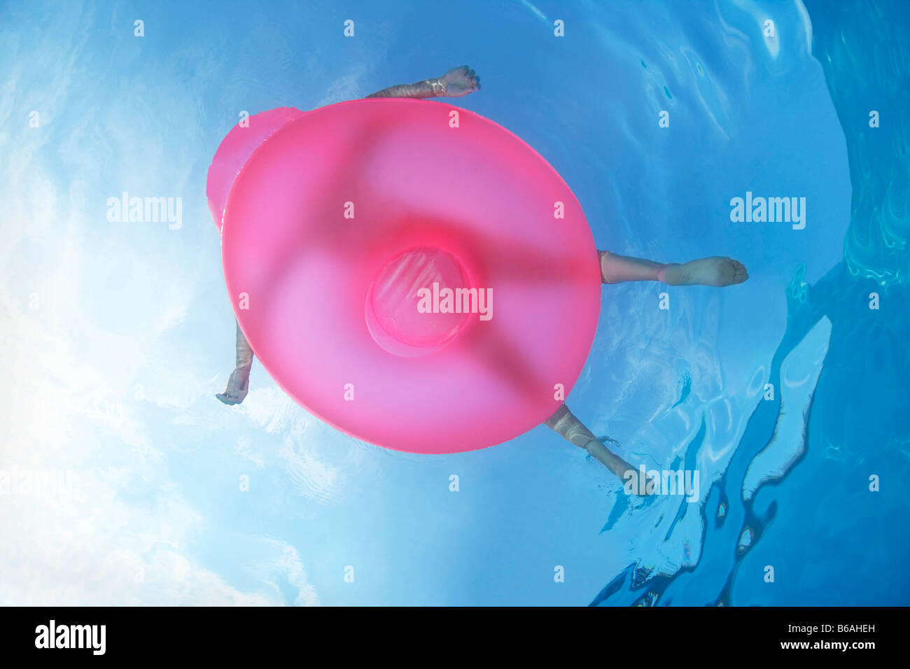 Vista subacquea della donna in piscina Foto Stock