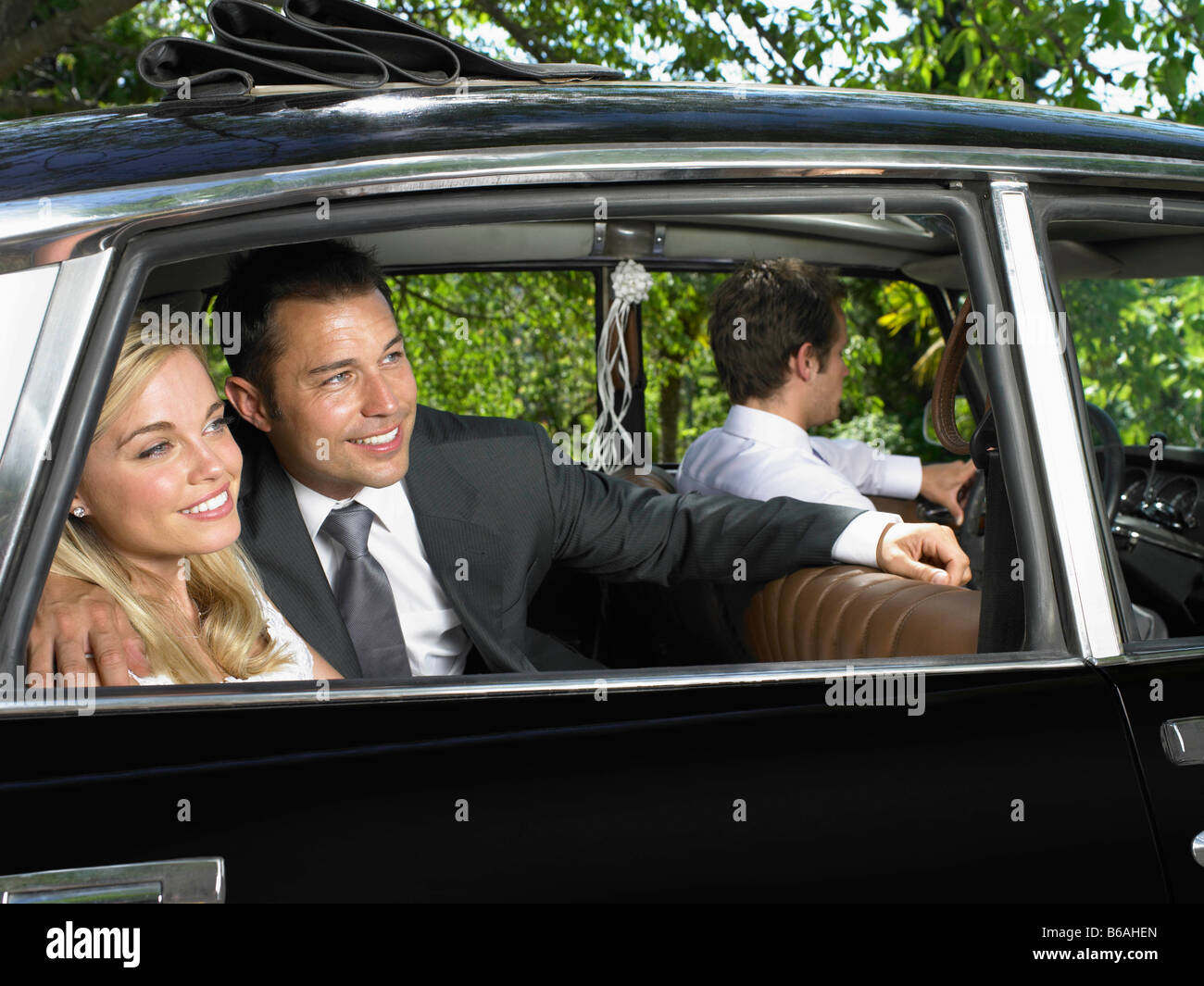 Coppie in viaggio di nozze in auto Foto Stock