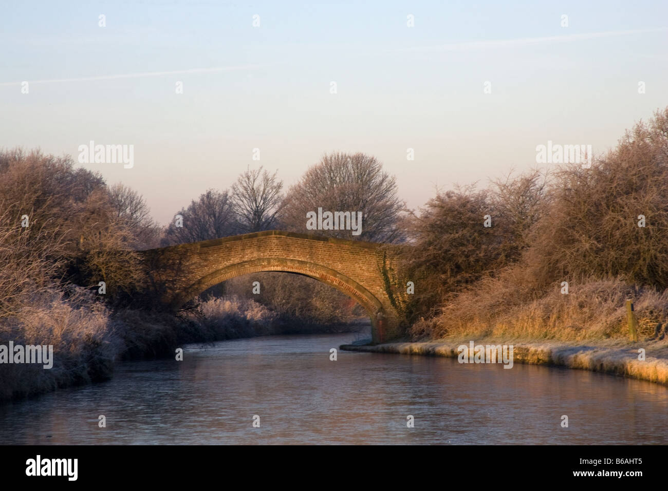 Canal e ponte in inverno, Lymm, Warrington, Cheshire England Foto Stock