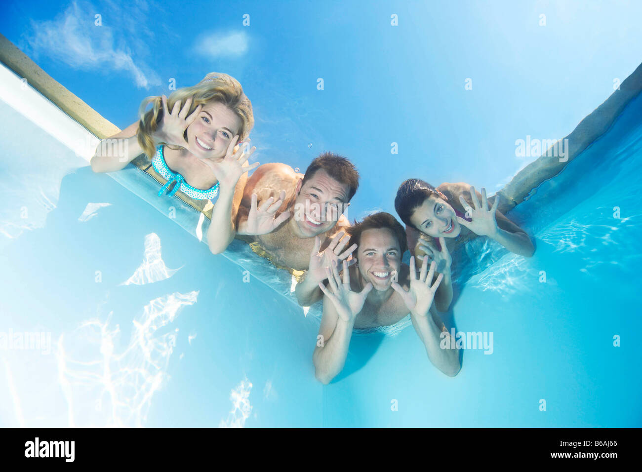 Gruppo di amici in piscina Foto Stock