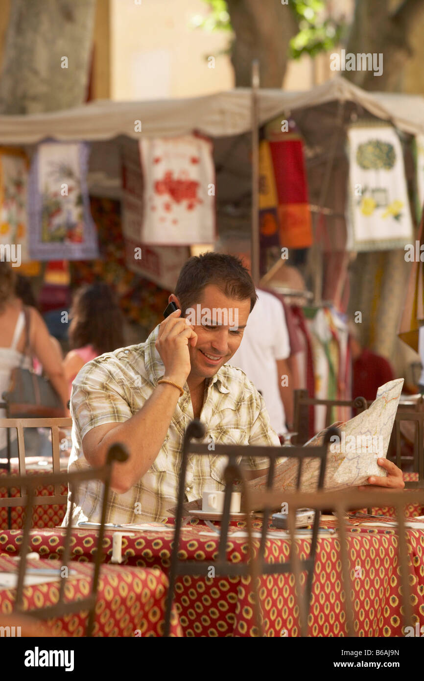 Uomo che parla al telefono in francese cafe Foto Stock