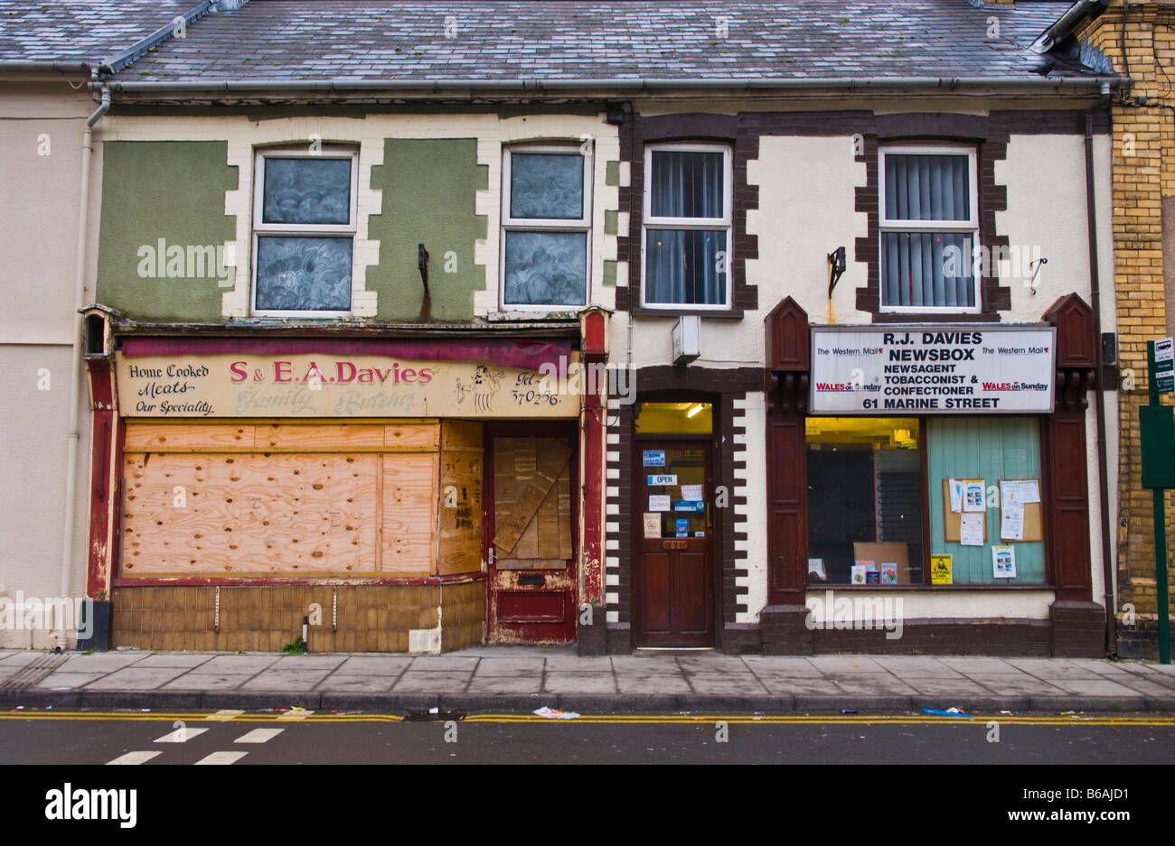 Chiuso e intavolato ex negozio di macellaio in Cwm Blaenau Gwent South Wales UK Foto Stock