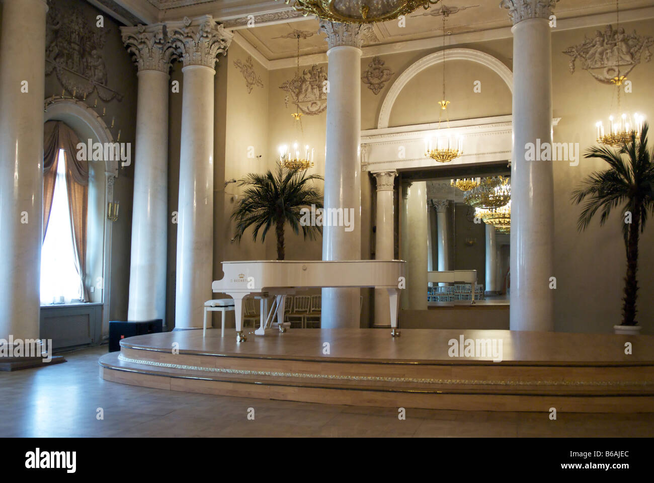 Interior concert hall Yusupov Palace o Palazzo Moika San Pietroburgo Russia Foto Stock